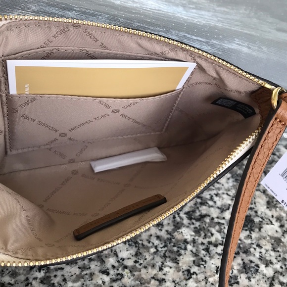 Michael Kors Fulton Vanilla acorn wristlet - Picture 5 of 6